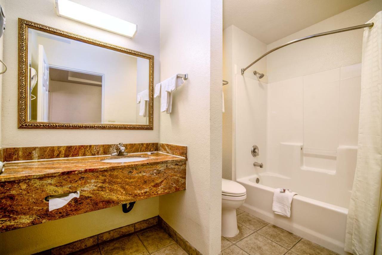 Regency Inn & Suites Downey Exteriör bild